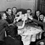 forrest, med uret: Elsebeth Bohn, Flemming Christensen – bratsch -819-, Jens Sørensen, Børge Madsen – violin -827-, Svend Aage Jensen – bratsch, -852-, Knud Aage Larsen – bratsch, -799-, Irma Aamann – harpe, -825-, Poul Olsen, Violin.